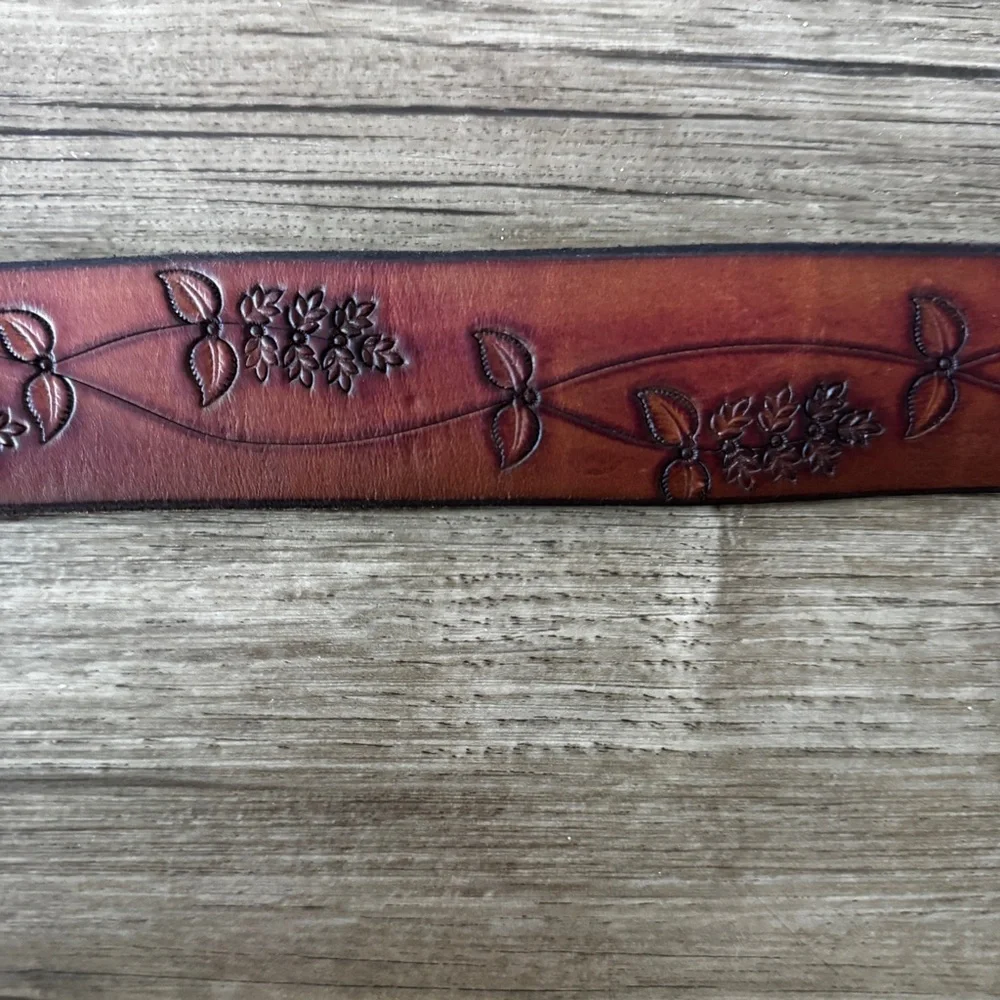Vtg Y2k tooled brown leather belt brass buckle